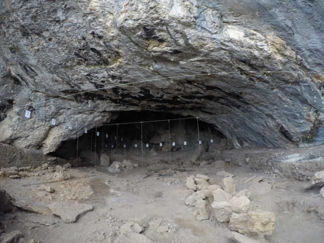 Direkli Mağarası'nda Üst Paleolitik döneme ait taştan dilgi bulundu